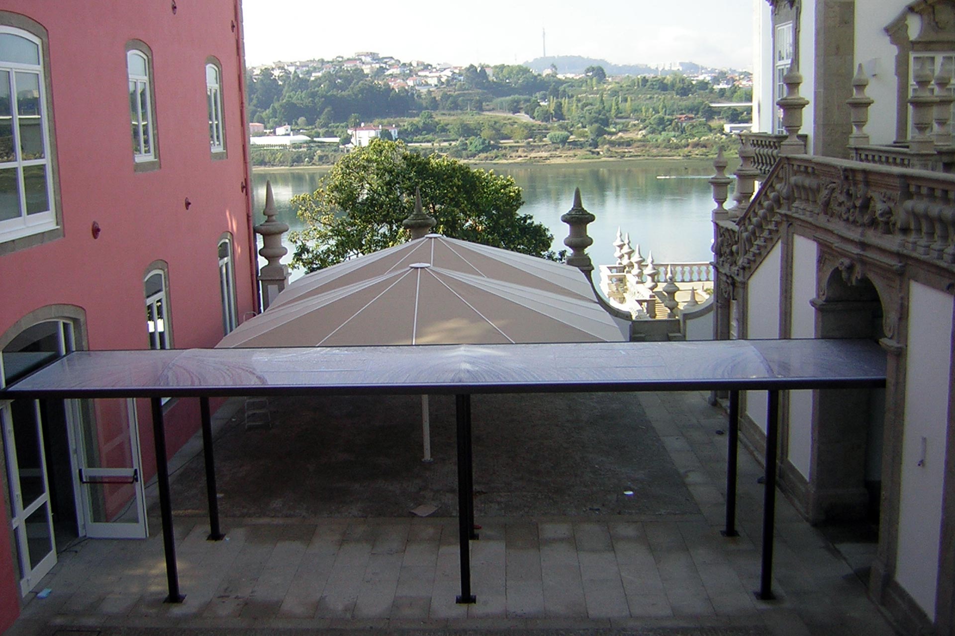 Cubierta ETFE en forma de pasillo en la Pousada do Freixo