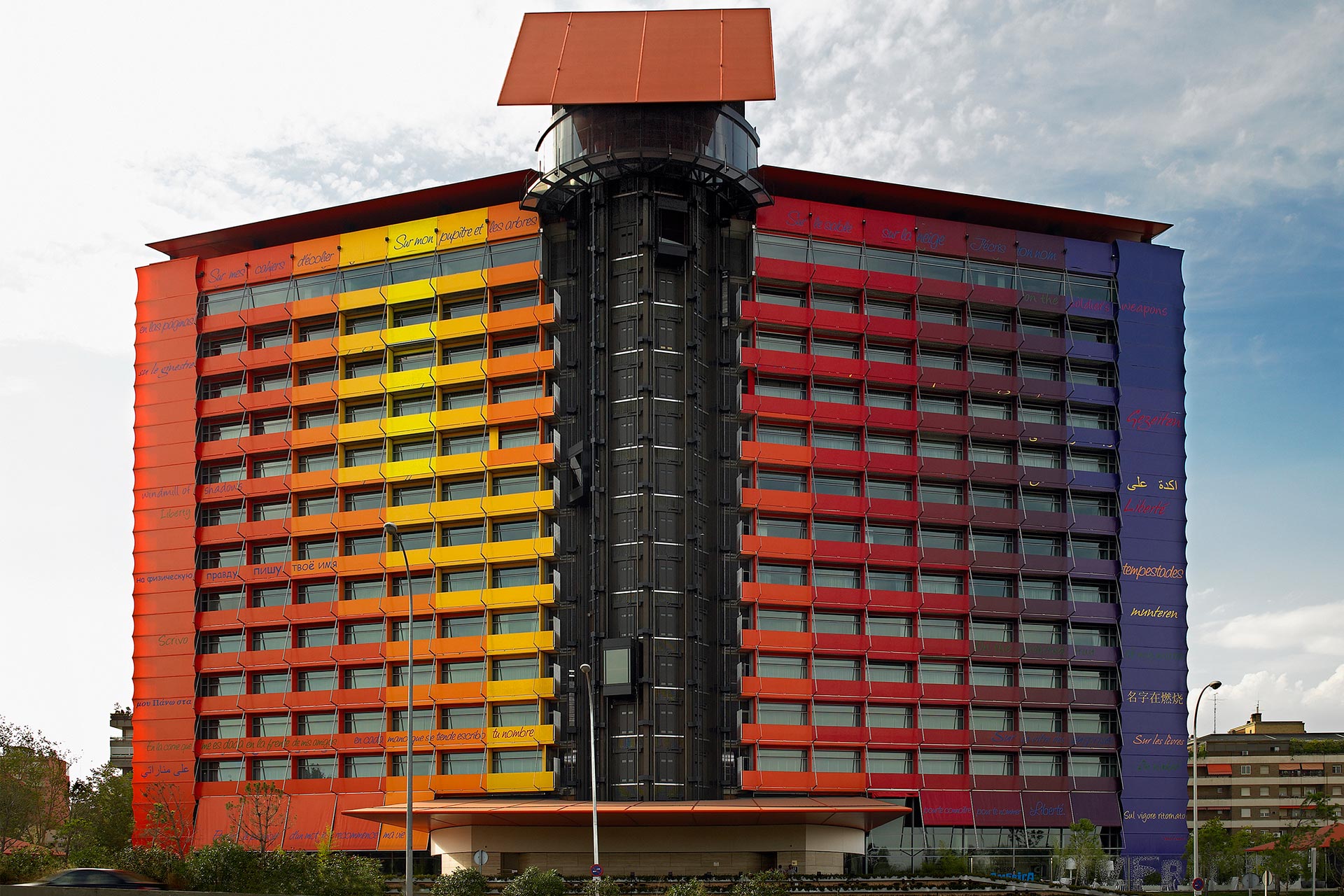 Estructura tensada en fachada multicolor del Hotel Puerta América
