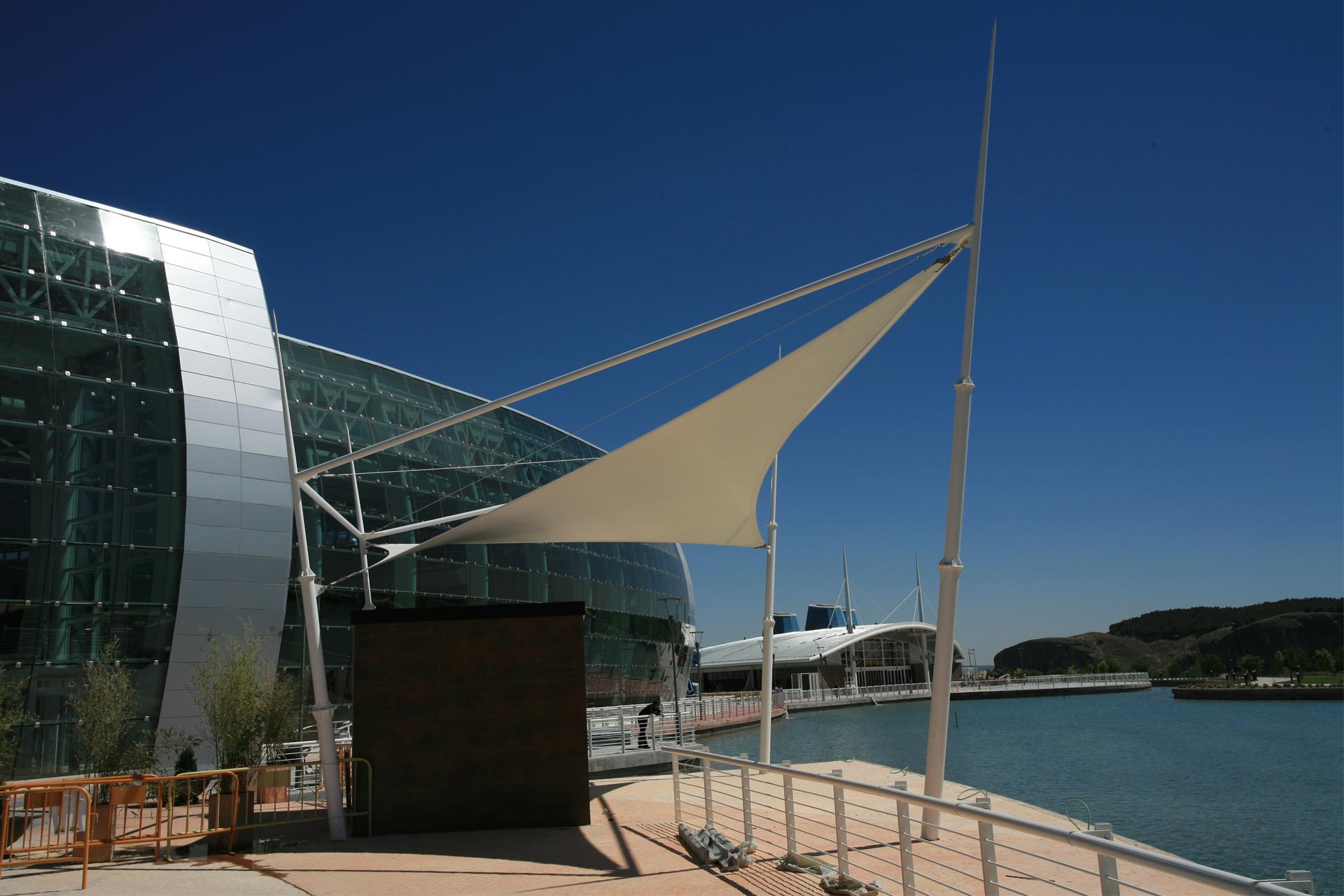 Estructura tensada triangular delante del mar en edificio rivas futura
