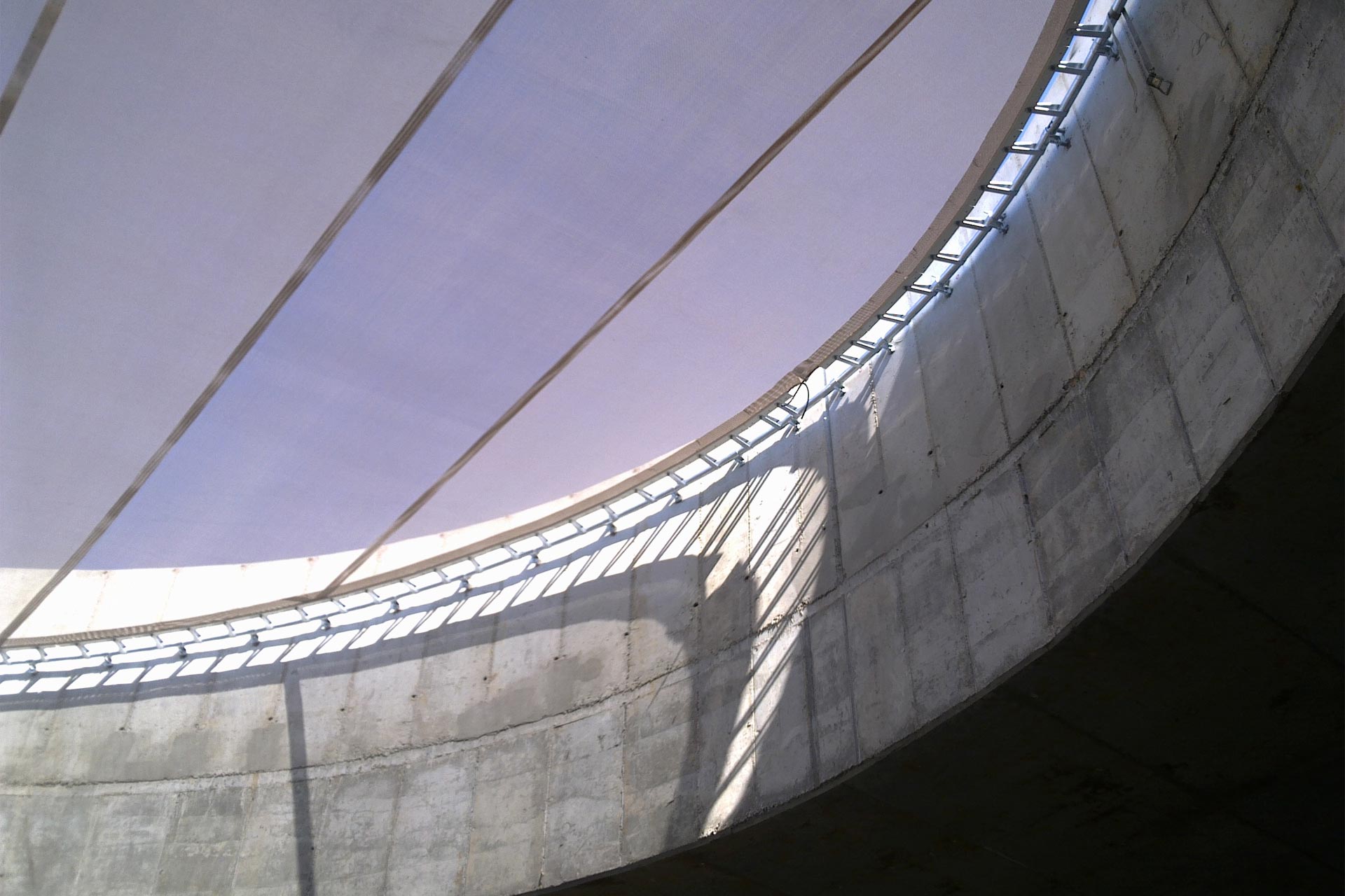 Estructura tensada cubriendo la ronda de Sabadell