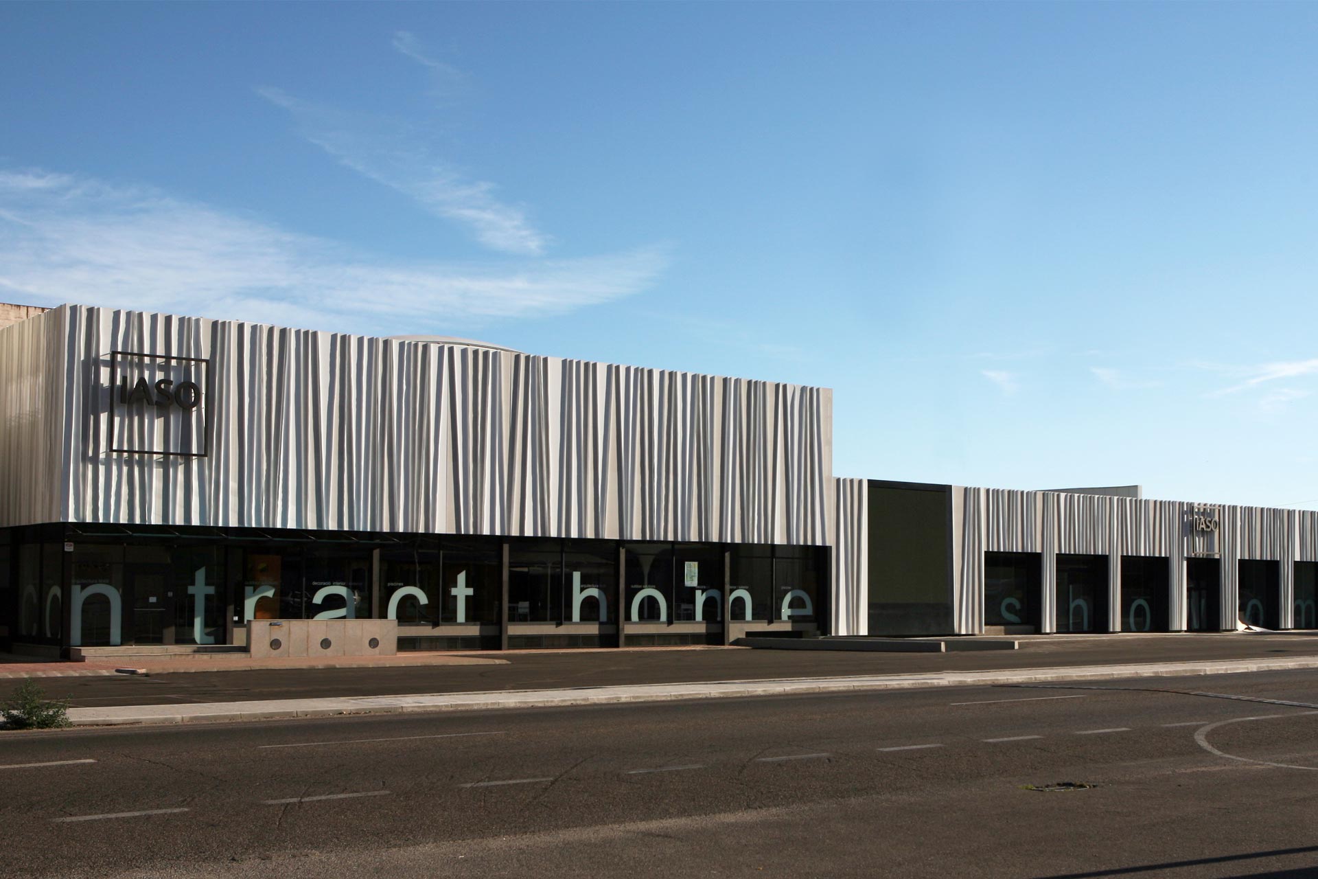Fachada textil de la sede de IASO en Lleida