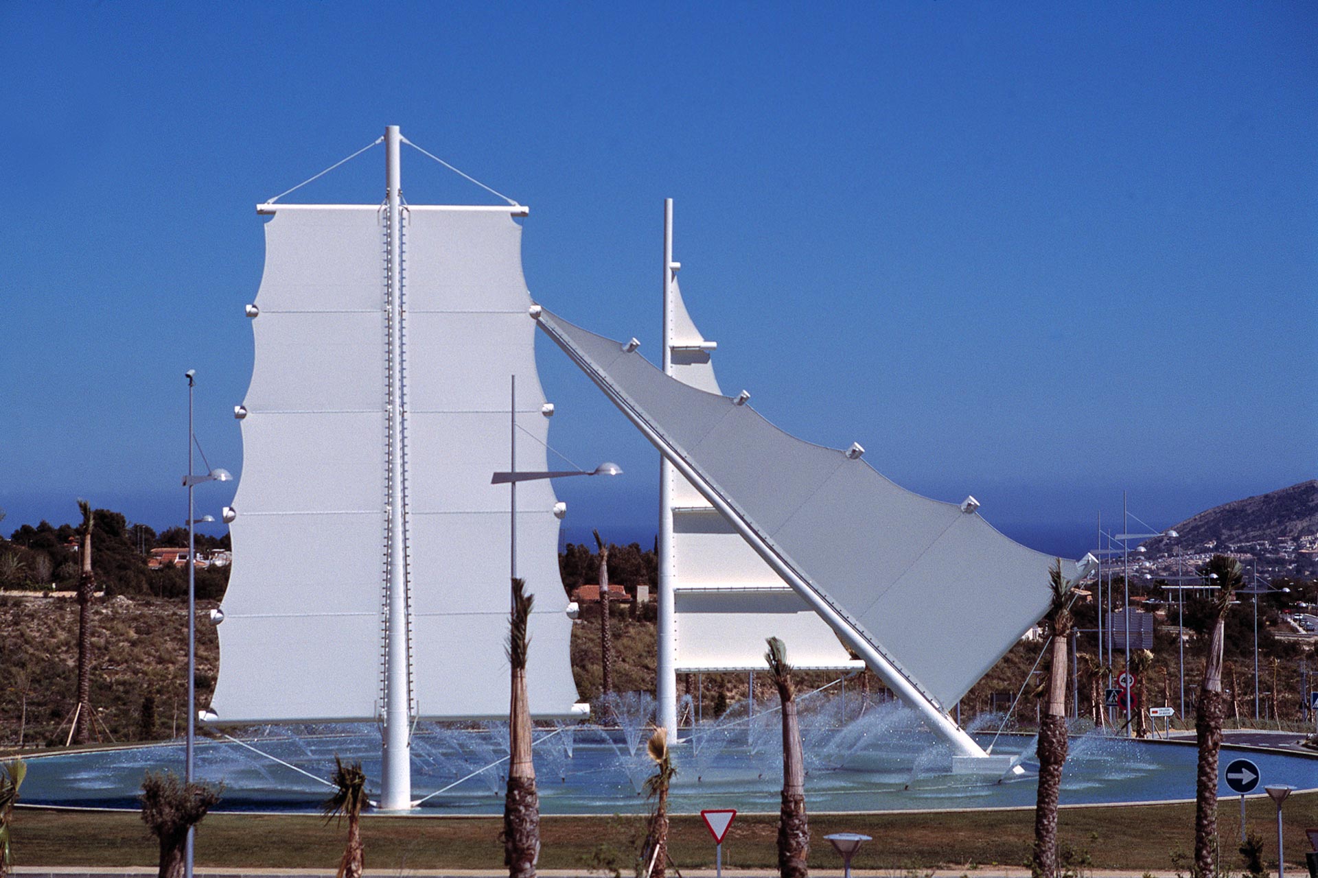 Estructura tensada en forma de vela en una fuente del parque temático Terra mítica