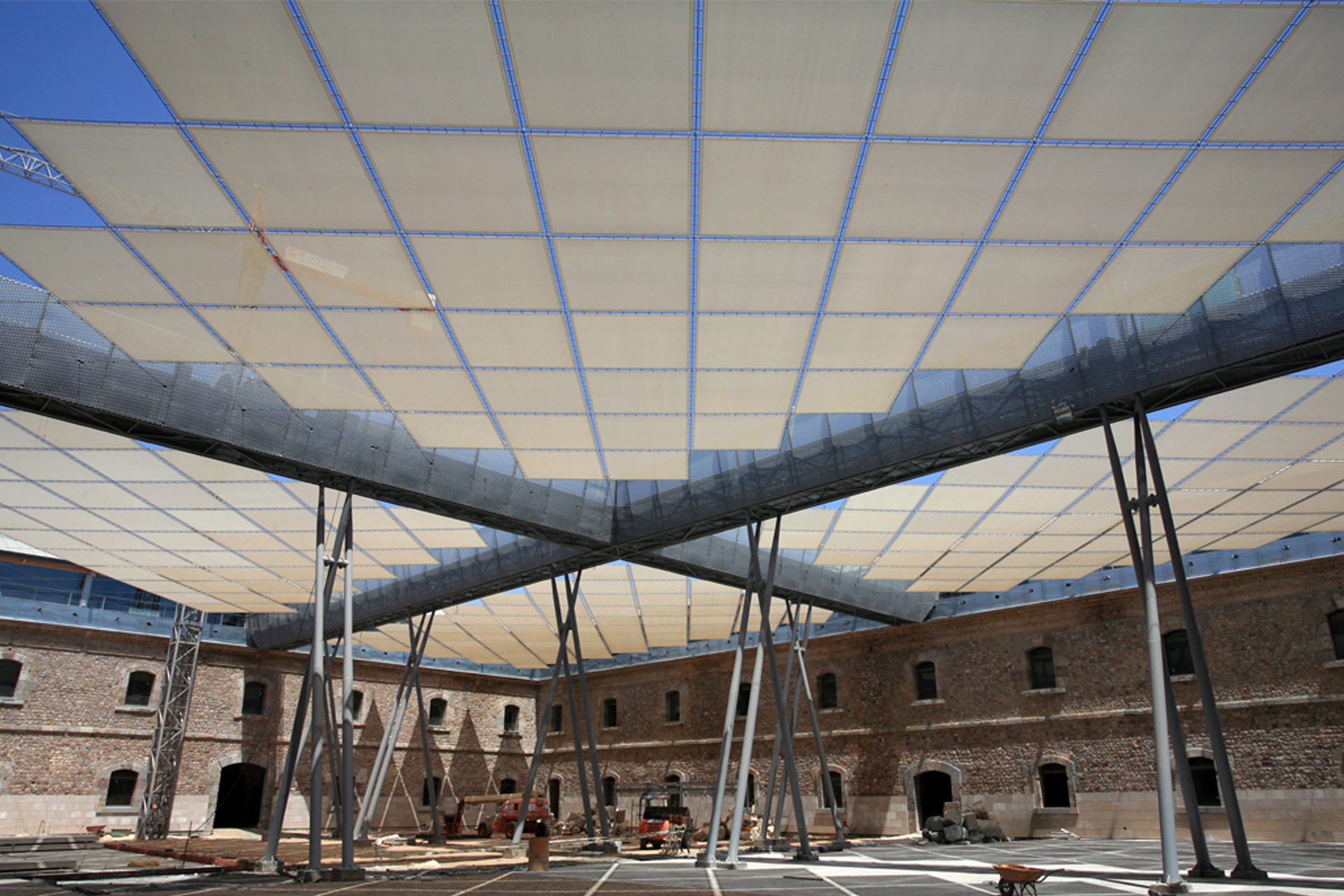Estructura tensada con módulos cuadrados en terraza de la Universidad de Cartagena