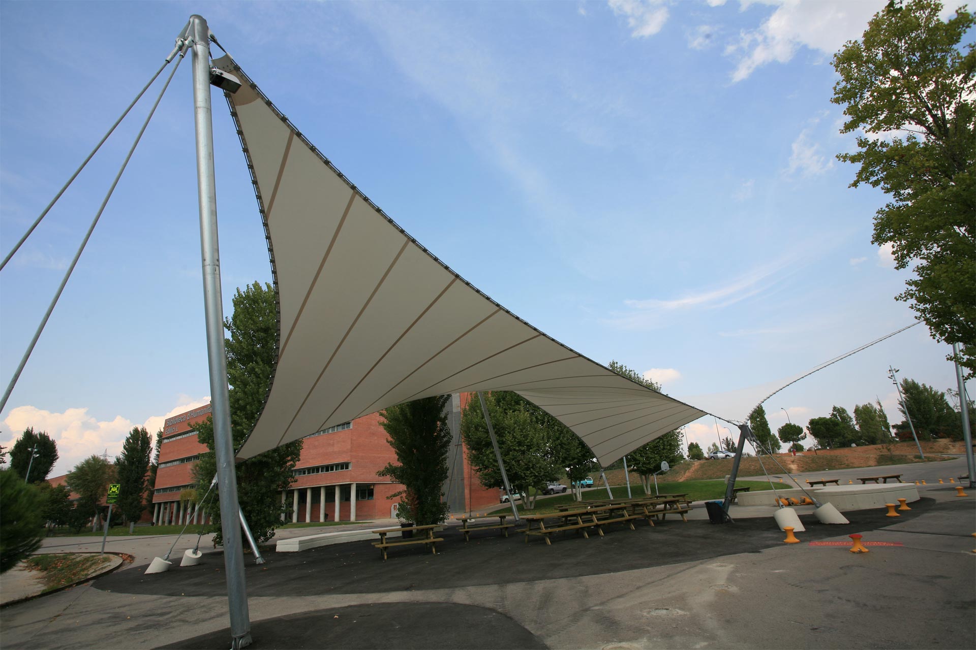 Estructura tensada en parque de la Universidad de Barcelona