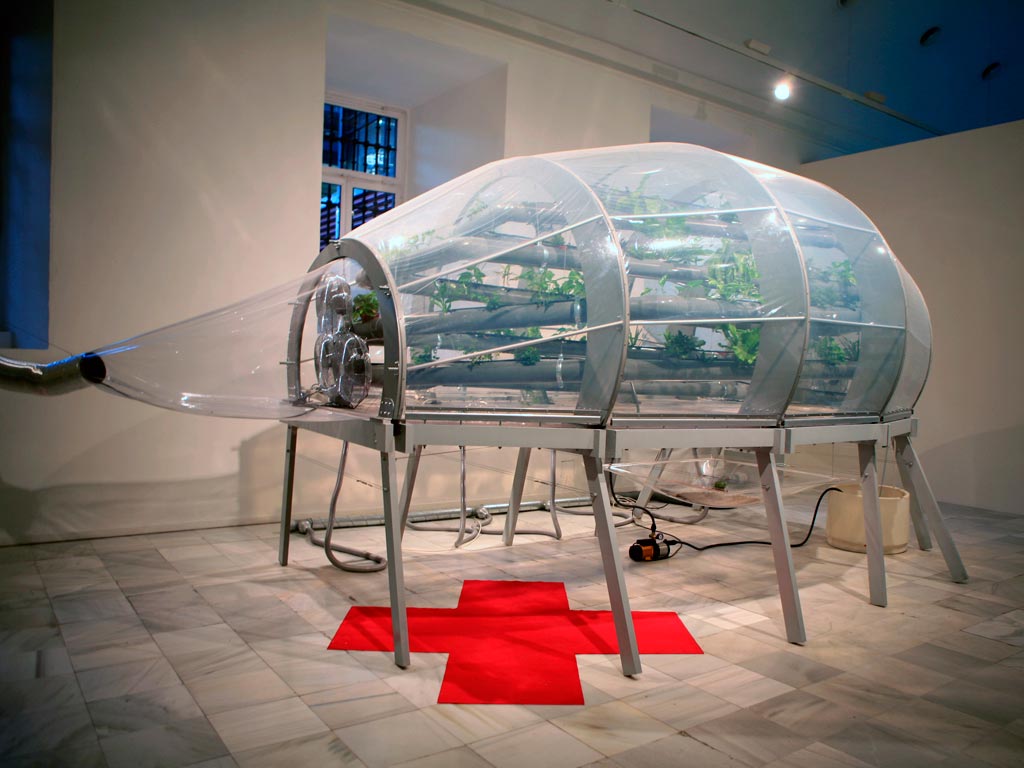 Urban space hecho en ETFE con plantas en interior