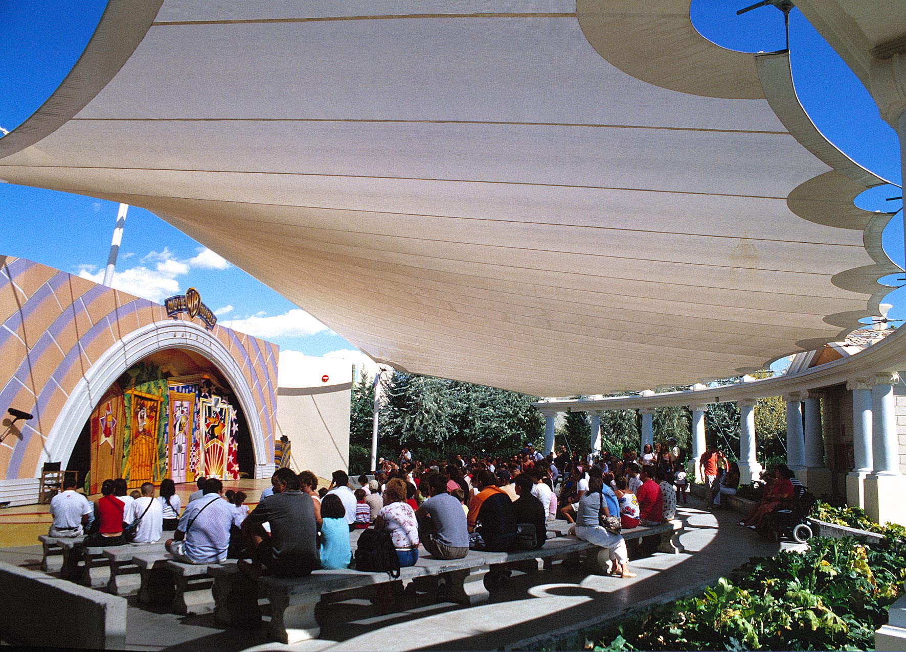 Estructura tensada cubriendo las gradas de un escenario del parque temático Warner Bross