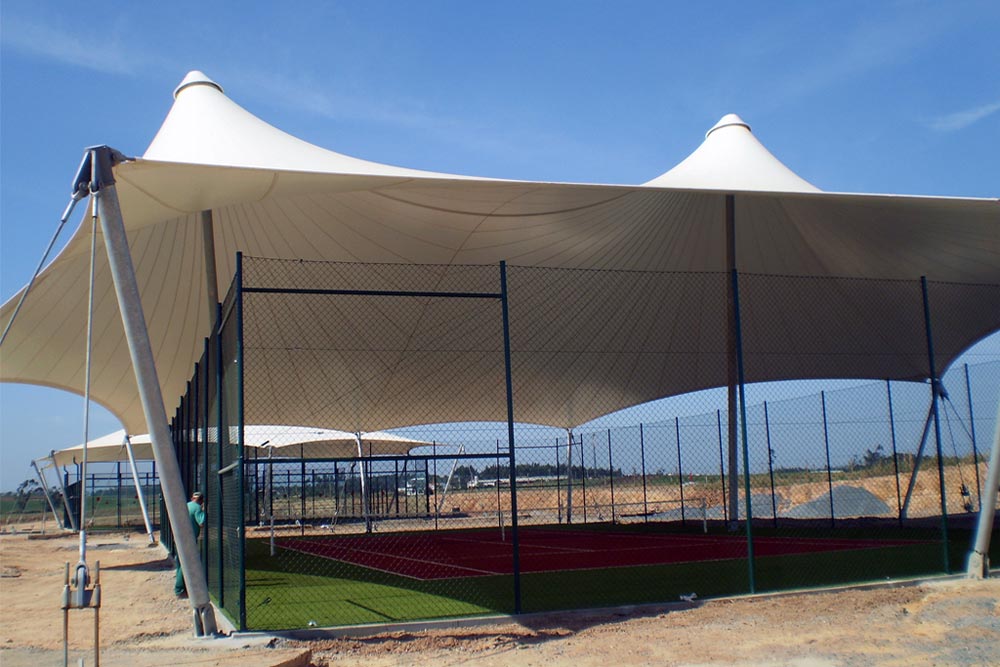 Estructura tensada para instalación deprotiva en camping Zmar