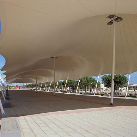 Estructura tensada en forma de circo en paseo Avenida de Andalucía