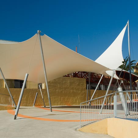 Estructura tensada irregular en parque temático