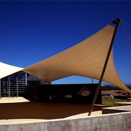 Estructura tensada en forma de rombo con dos vértices elevados en el Palacio de los congresos de mas