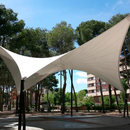 Estructura tensada en forma de rombo con dos vertices elevados en Parque botánico