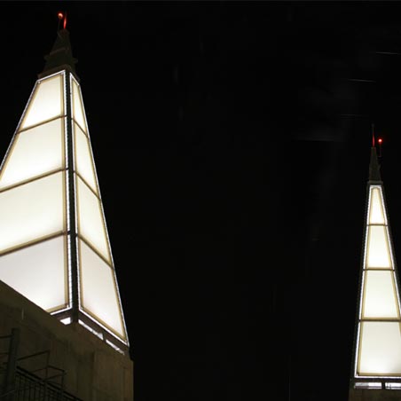 Estructura tensada con material PTFE en las torres de murcia por la noche iluminadas