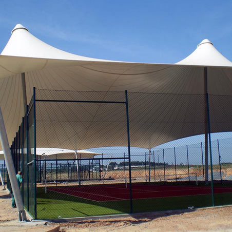 Estructura tensada para instalación deprotiva en camping Zmar
