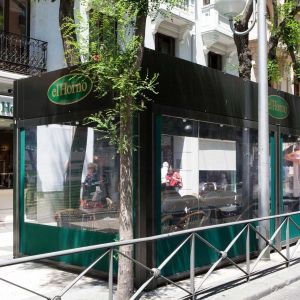 Giralda XL pergola with Clausa curtains in a bakery in Madrid