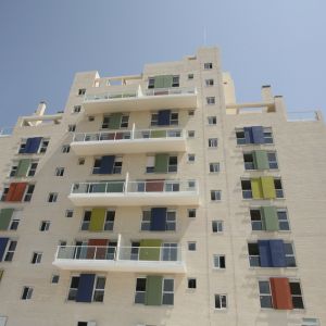 Building with solar protection panels