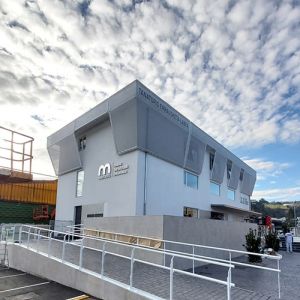 Nova Casa Funerária Zarautz with cinza PVC membrane.