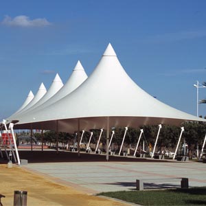 Estructura tensada en forma de circo con cinco torres y abierta en paseo avenida andalucia