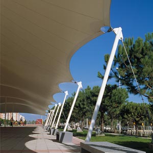 Postes de fijación de la estructura tensada de la avenida andalucía