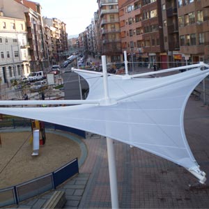 Estructura tensada semitransparente en ayuntamiento de Segovia