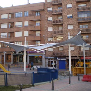 Estructura tensada semitransparente en ayuntamiento de Segovia