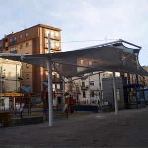 Estructura tensada semitransparente en ayuntamiento de Segovia