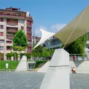 Pies de sujeción de la estructura tensada de la plaza Bentra Berri