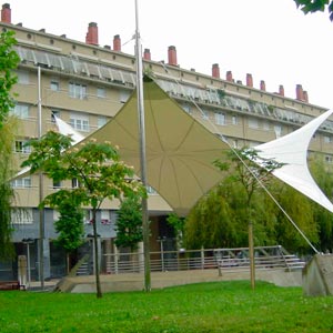 Estructura tensada en parque Bentra Berri con jardín