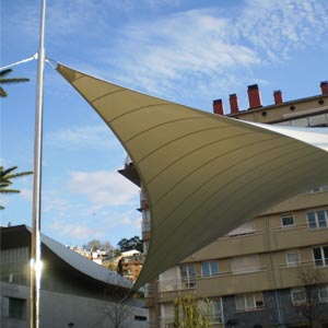 Estructura tensada en parque Bentra Berri con vértices a diferentes alturas
