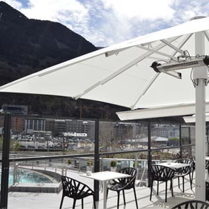 Terraza de Caldea en Andorra con cerramientos laterales y parasoles azores con calefacción