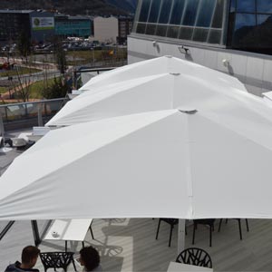 Vista aérea de tres parasoles azores en la terraza de Caldea