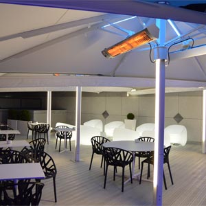 Accessorios del parasol azores en la terraza de Caldea de Andorra