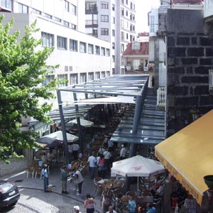 Estructura tensada que cubre la calle pesaderia