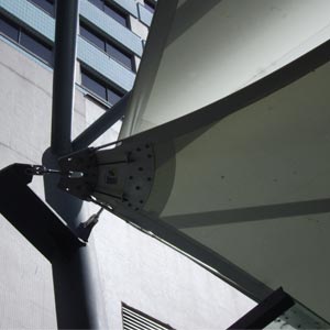 Detalle del anclaje de la estructura tensada de la calle pescadería