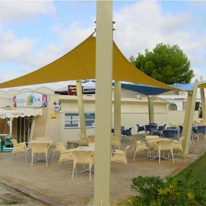 Estructura tensada triangular para terraza del restaurante can huguet