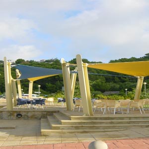 Estructura tensada triangular para terraza del restaurante can huguet