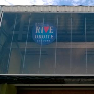 Fachada ETFE transparente con publicidad en Carrefour Lormont