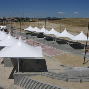 Estructuras tensadas en forma de parasol para centro de residuos