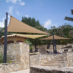 Estructura tensada en terraza de chalé residencial con vistas al bosque