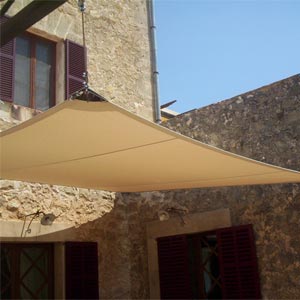Estructura tensada en terraza de chalé residencial