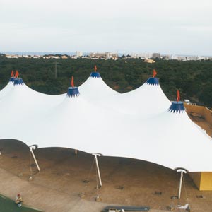 Vista aérea de la estructura tensada del club bouganvilla