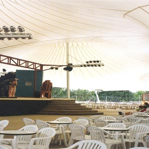 Interior de la estructura tensada con escenario y terraza montados