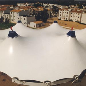 Vista aérea de la estructura tensada del club bouganvilla