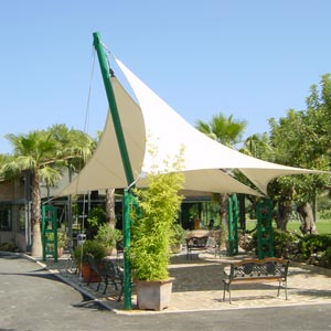 Estructura tensada para dar sombra a la zona de descanso en el Club de Golf El Plantío
