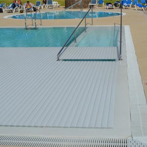 Cobertor de lamas cubriendo piscina del centro svenska