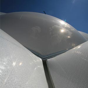 Detalle de 3 celdas de la fachada etfe de la cúpula de la plaza del milenio de Valladolid