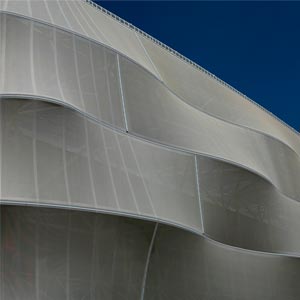 Perfil irregular de la fachada téxtil PTFE del edificio magical en Lleida