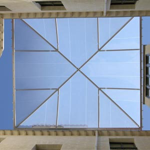 Cubierta de ETFE transparente en edificio residencial de Madrid