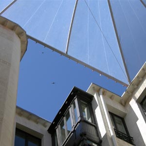 Cubierta de ETFE transparente en edificio residencial de Madrid
