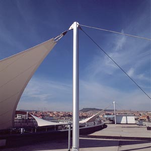 Mástil de la estructura tensada del centro comercial Equinoccio park