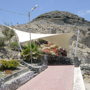 Estructura tensada en un turón cubriendo la ermita del pajar